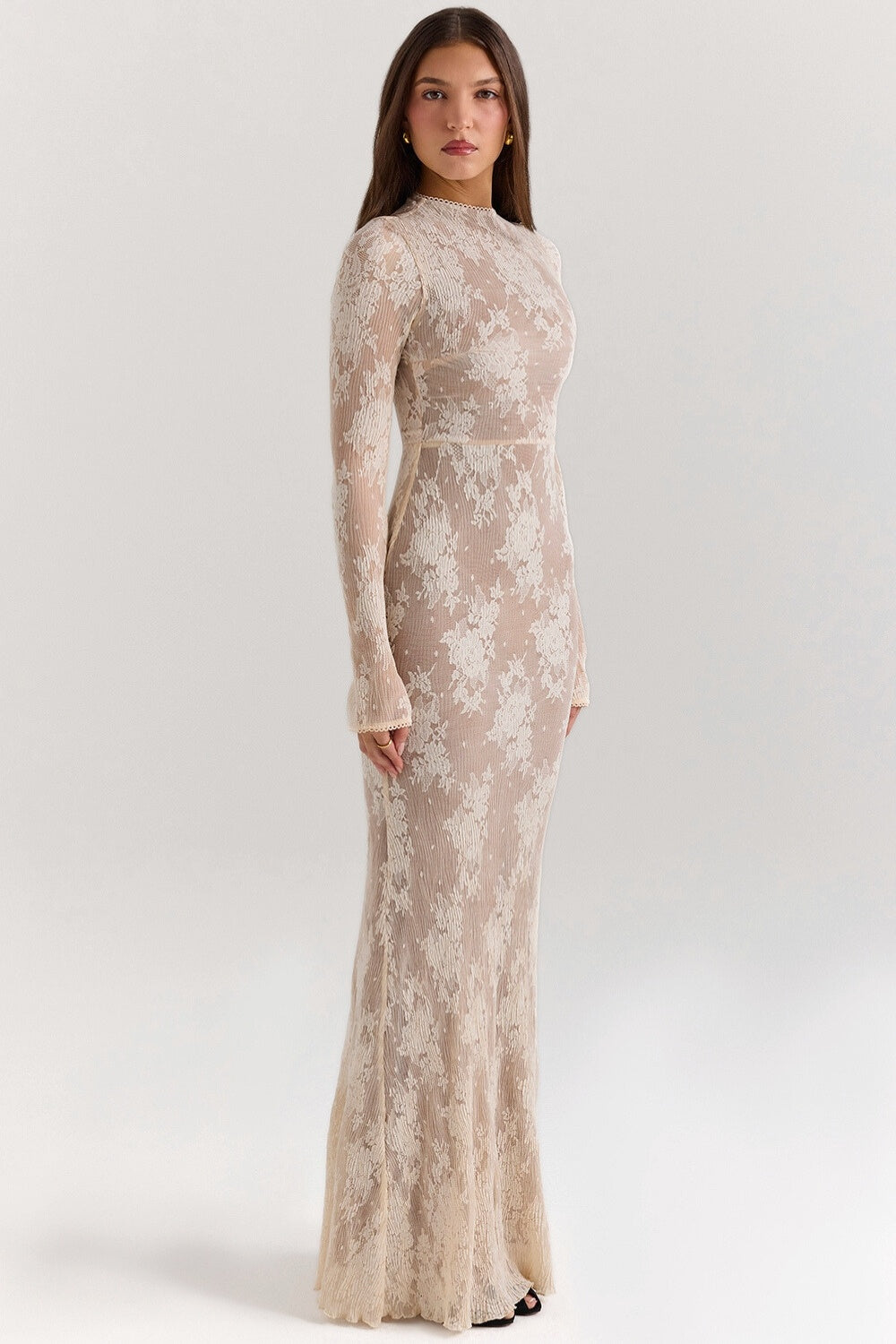 Biała sukienka maxi z kwiatowej koronki z długim rękawem i wysokim dekoltem