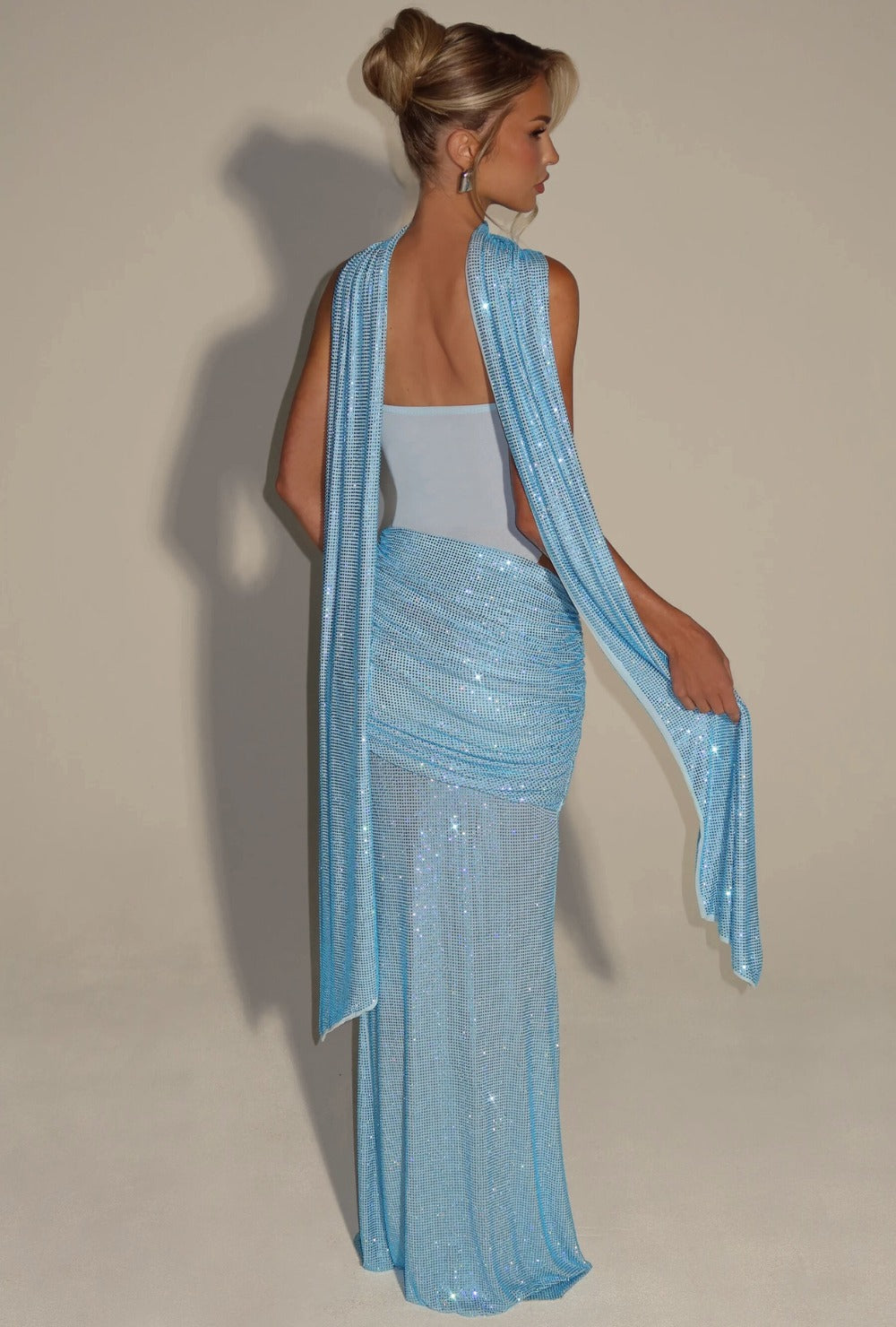 Błyszcząca suknia maxi bez ramiączek z drapowaniem i subtelnym wycięciem w talii