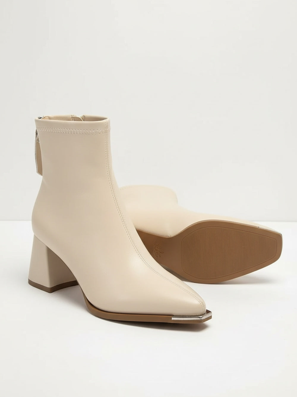 Botki ze sztucznej skóry na słupku z metalicznym noskiem