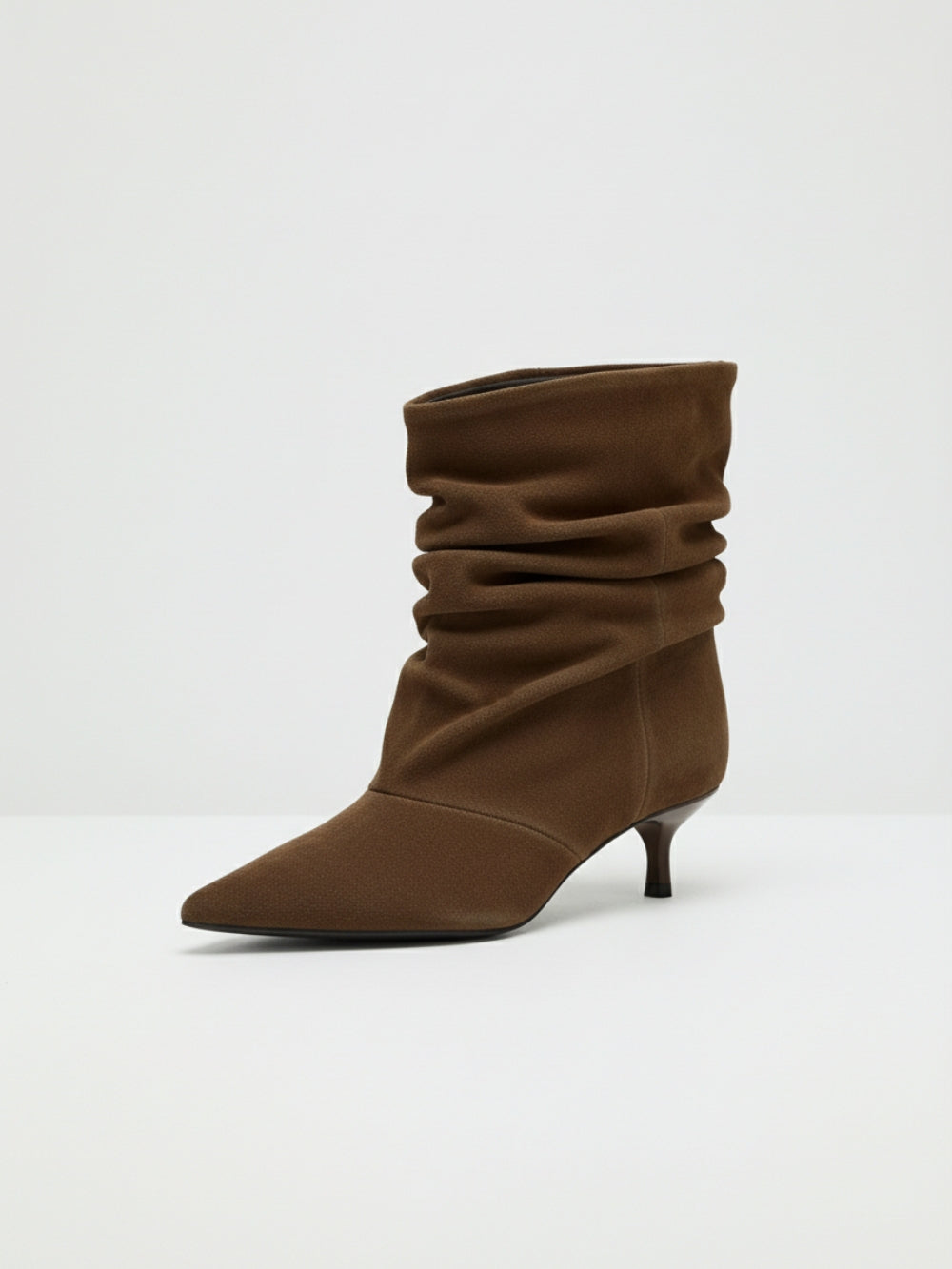 Brązowe botki ze sztucznego zamszu do połowy łydki z marszczoną cholewką i szpiczastym noskiem na niskim kitten heel