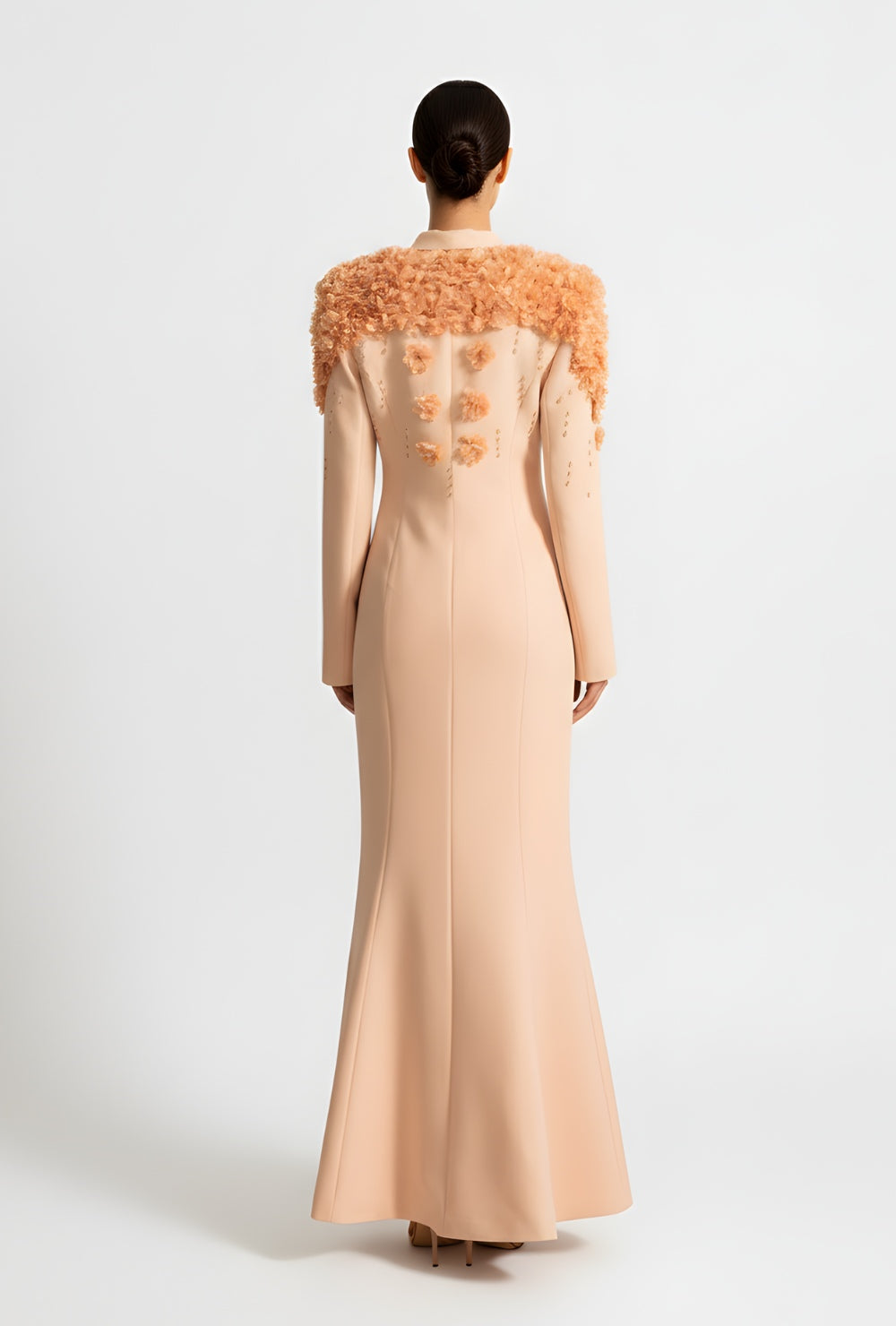 Brzoskwiniowy długi płaszcz z trójwymiarowymi kwiatowymi aplikacjami na ramionach i plecach