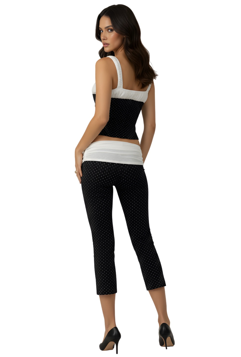Komplet z dopasowanym topem z kwadratowym dekoltem i spodniami capri w drobne kropki