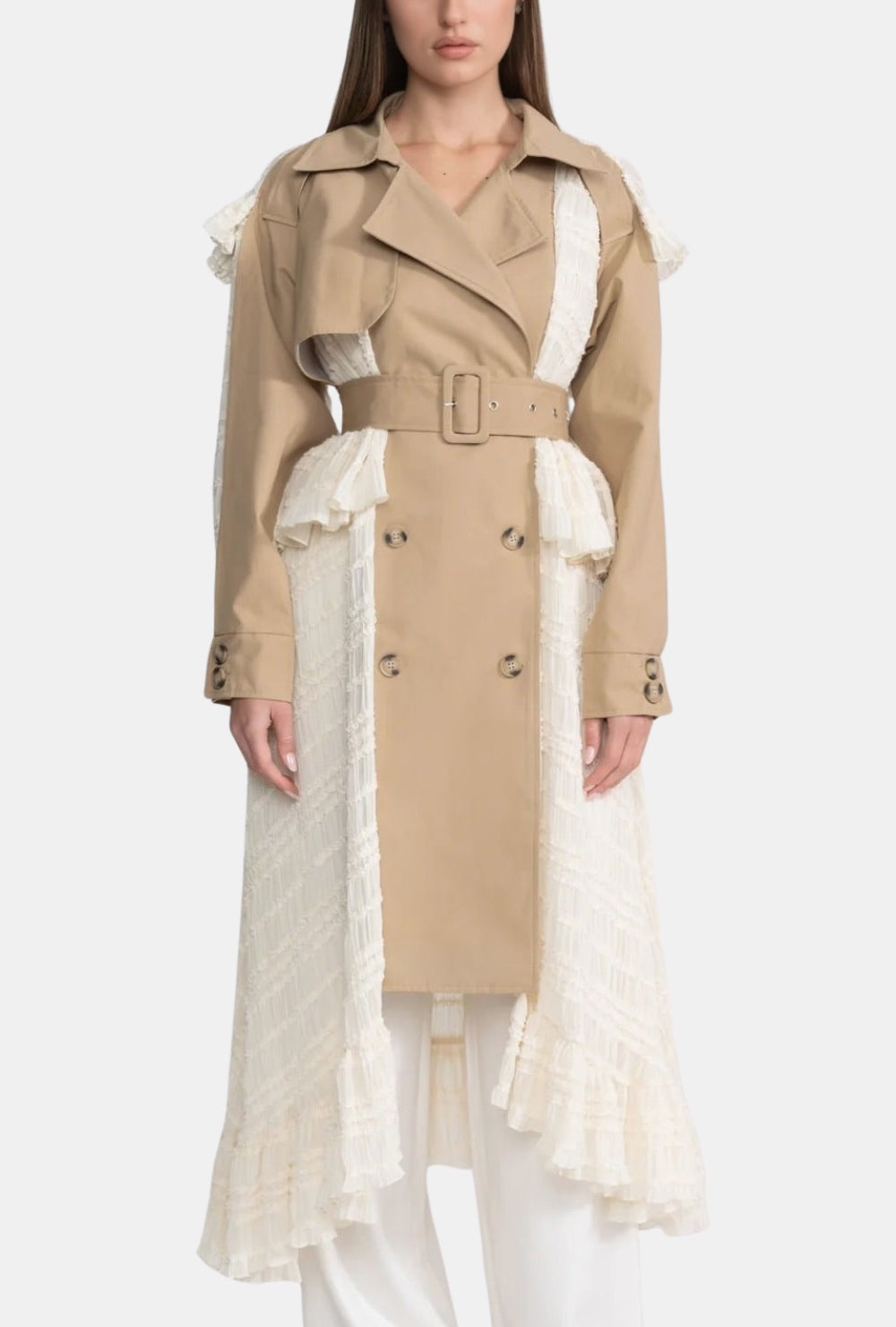 Beżowy płaszcz trenczowy z koronkowymi wstawkami i paskiem w talii