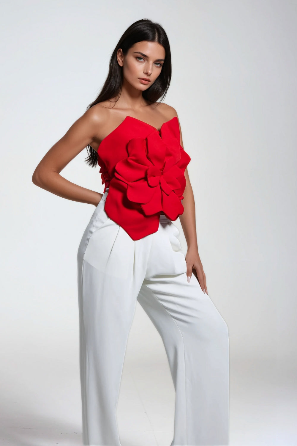 Top gorsetowy z usztywnianej czerwonej tkaniny z trójwymiarowym kwiatem i odkrytymi ramionami