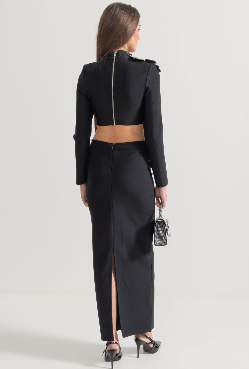 Zestaw dwuczęściowy z czarną długą spódnicą i topem ozdobionym kryształowymi kwiatami