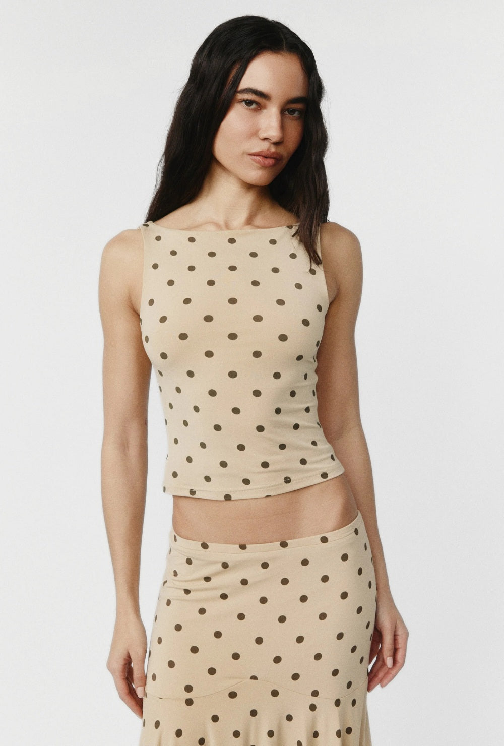 Beżowy zestaw dwuczęściowy w kropki z dopasowanym topem i rozkloszowaną spódnicą midi