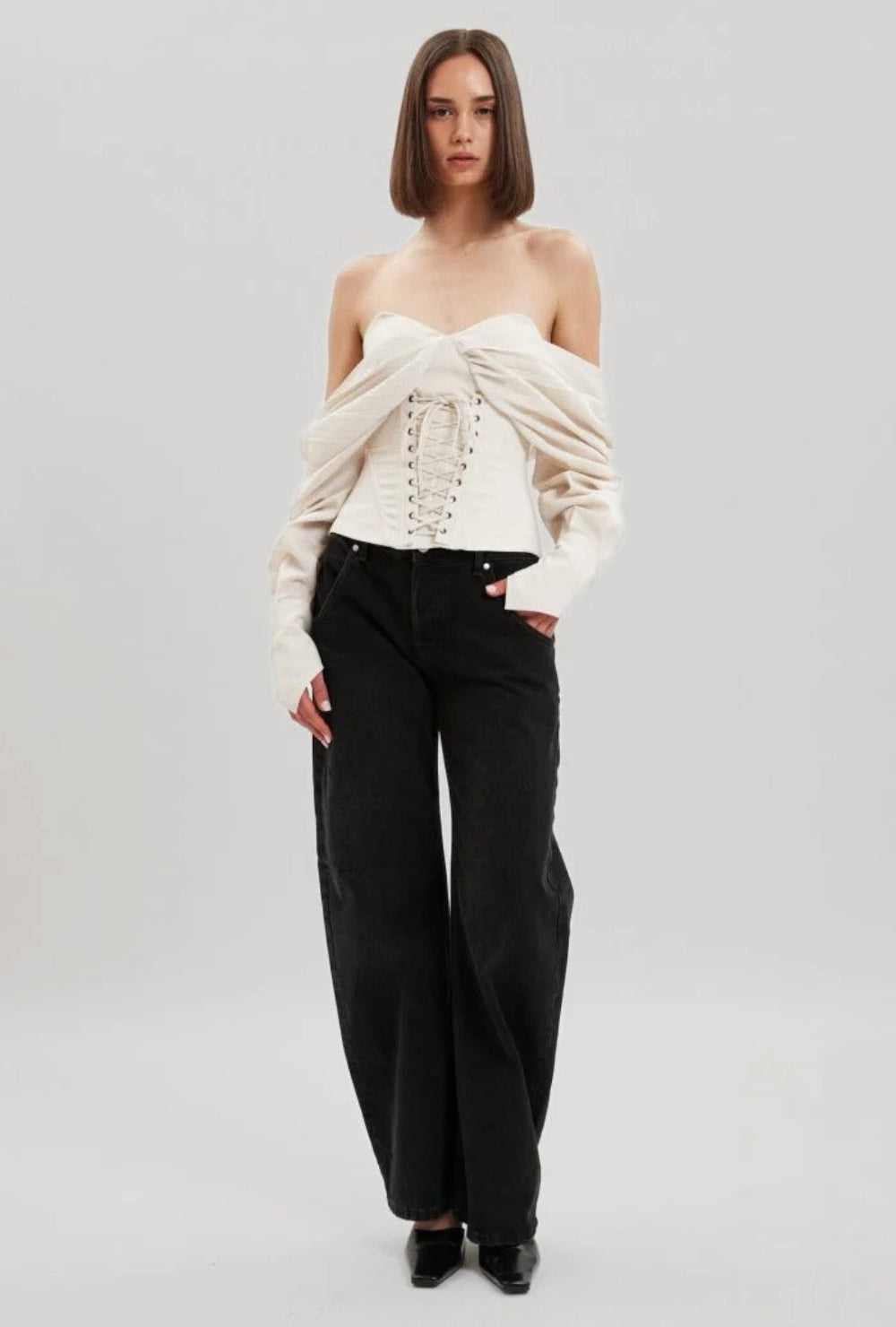 Beżowy gorsetowy top z odkrytymi ramionami i wiązaniem z przodu