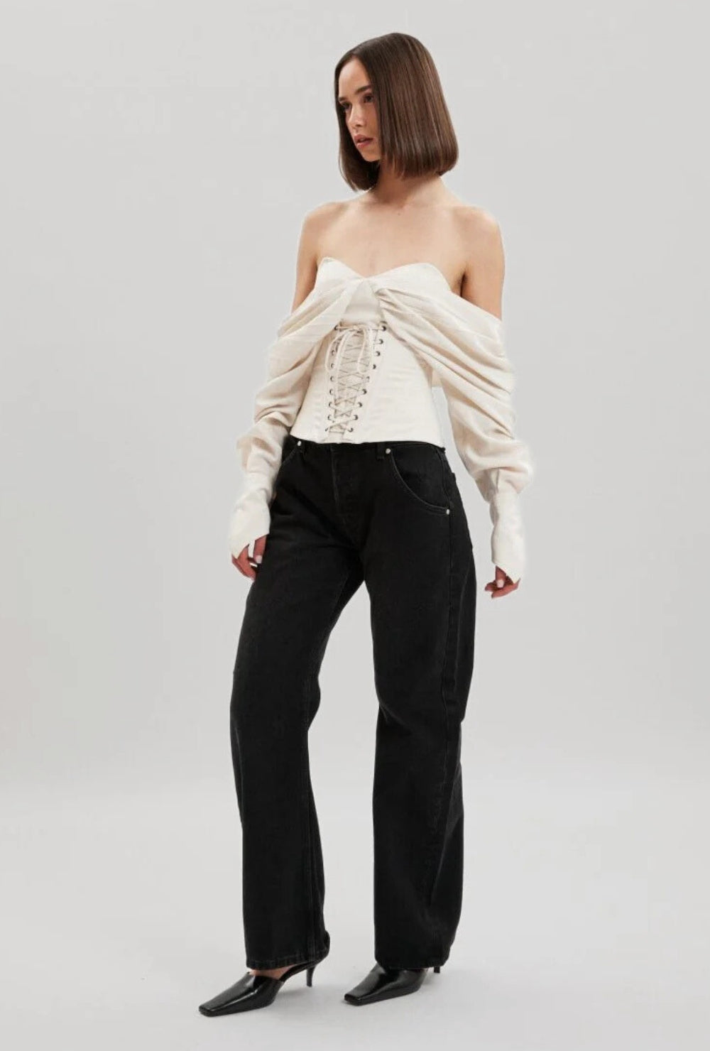 Beżowy gorsetowy top z odkrytymi ramionami i wiązaniem z przodu