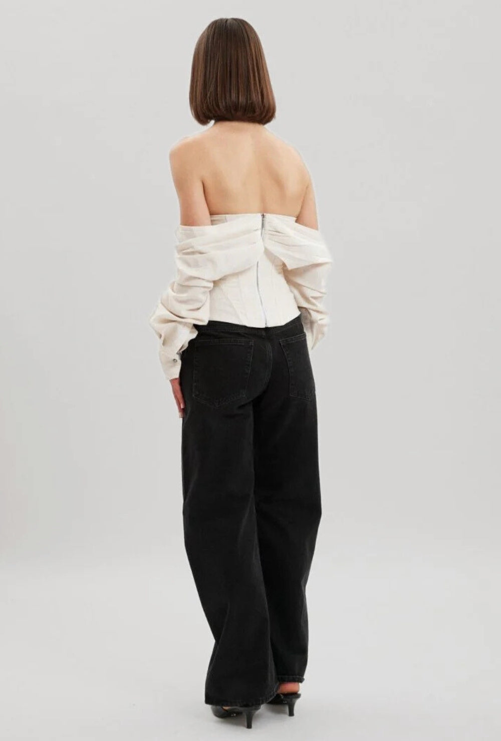 Beżowy gorsetowy top z odkrytymi ramionami i wiązaniem z przodu