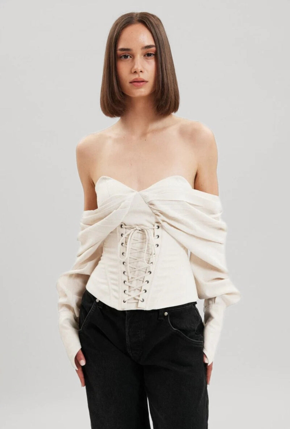 Beżowy gorsetowy top z odkrytymi ramionami i wiązaniem z przodu