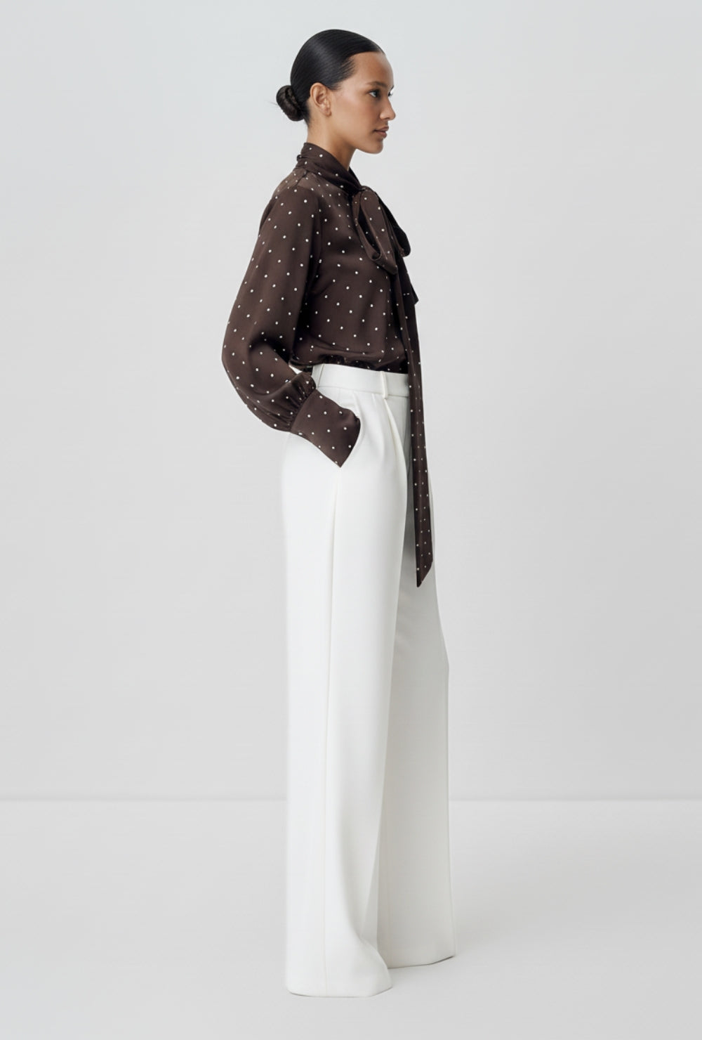 Szyfonowa koszula w groszki z wiązaną stójką z długim rękawem