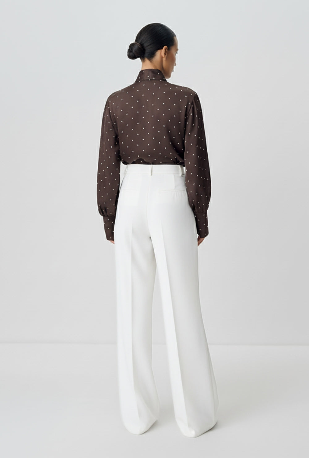 Szyfonowa koszula w groszki z wiązaną stójką z długim rękawem