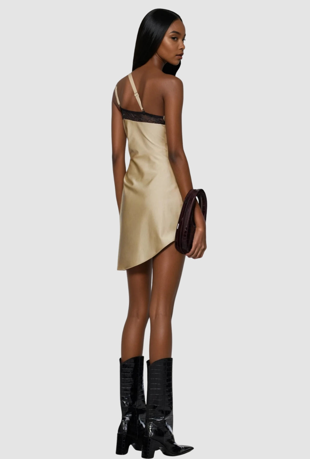Beżowa satynowa asymetryczna sukienka mini na jedno ramię z drapowaniem i koronkowym wycięciem