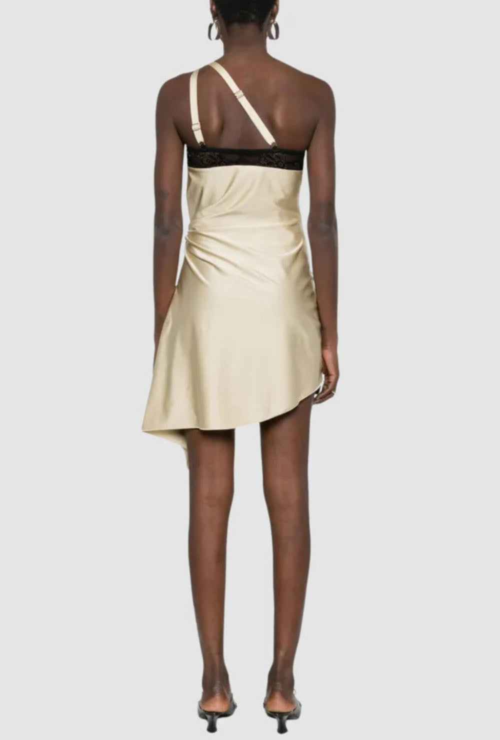 Beżowa satynowa asymetryczna sukienka mini na jedno ramię z drapowaniem i koronkowym wycięciem