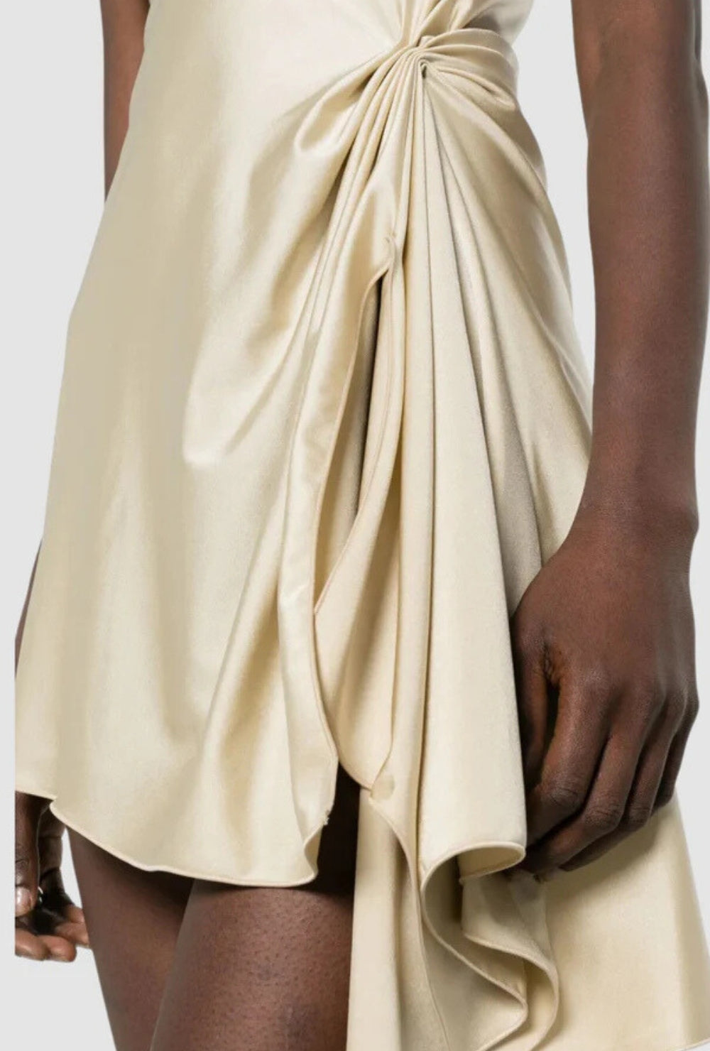 Beżowa satynowa asymetryczna sukienka mini na jedno ramię z drapowaniem i koronkowym wycięciem