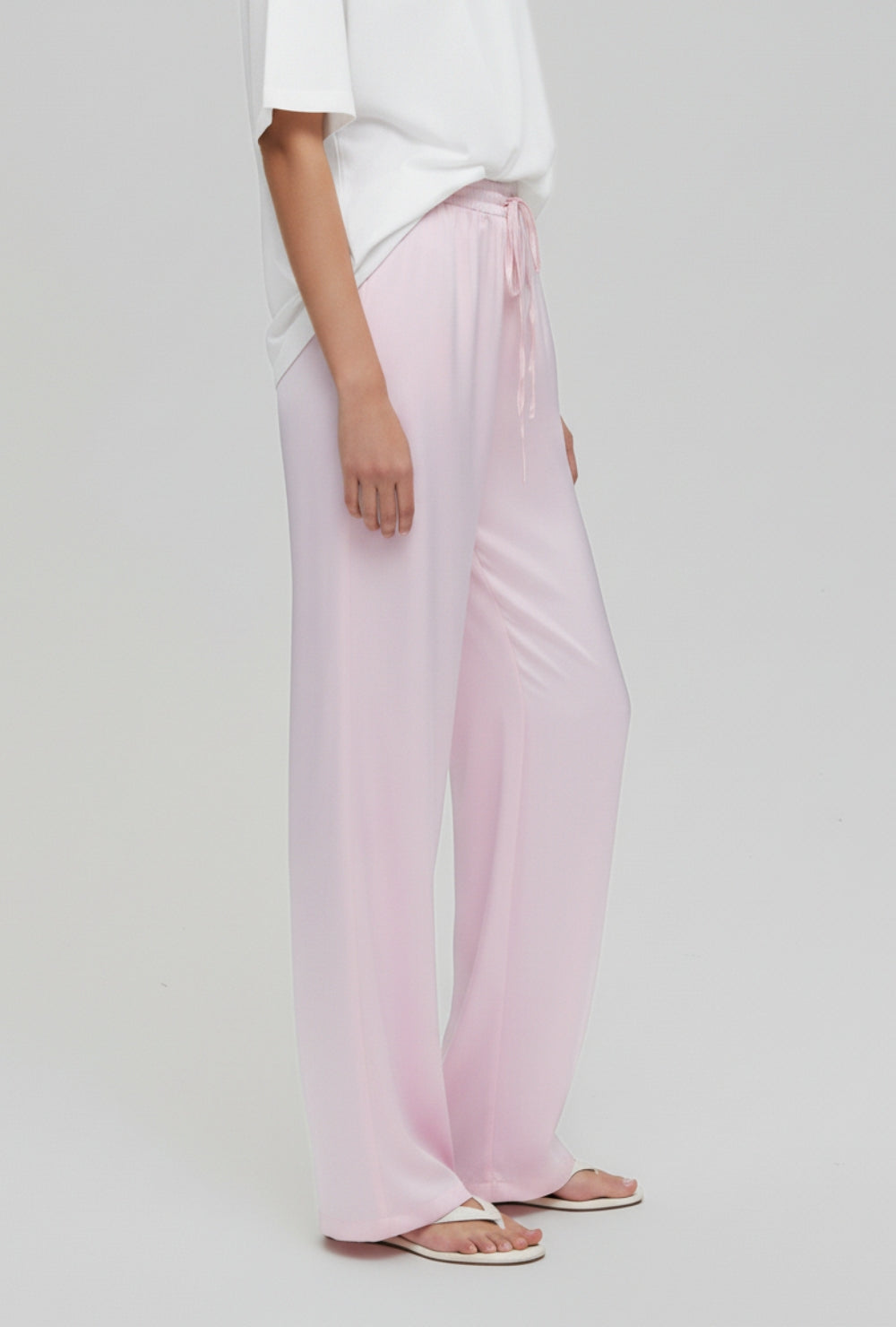 Satynowe spodnie z szeroką nogawką z elastyczną talią i wiązaniem