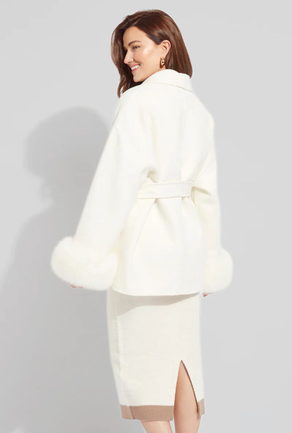 Krótki płaszcz wiązany o kopertowym kroju z domieszką wełny z mankietami ze sztucznego futra