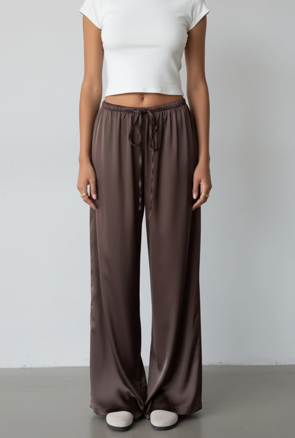 Satynowe spodnie z szeroką nogawką z elastyczną talią i wiązaniem