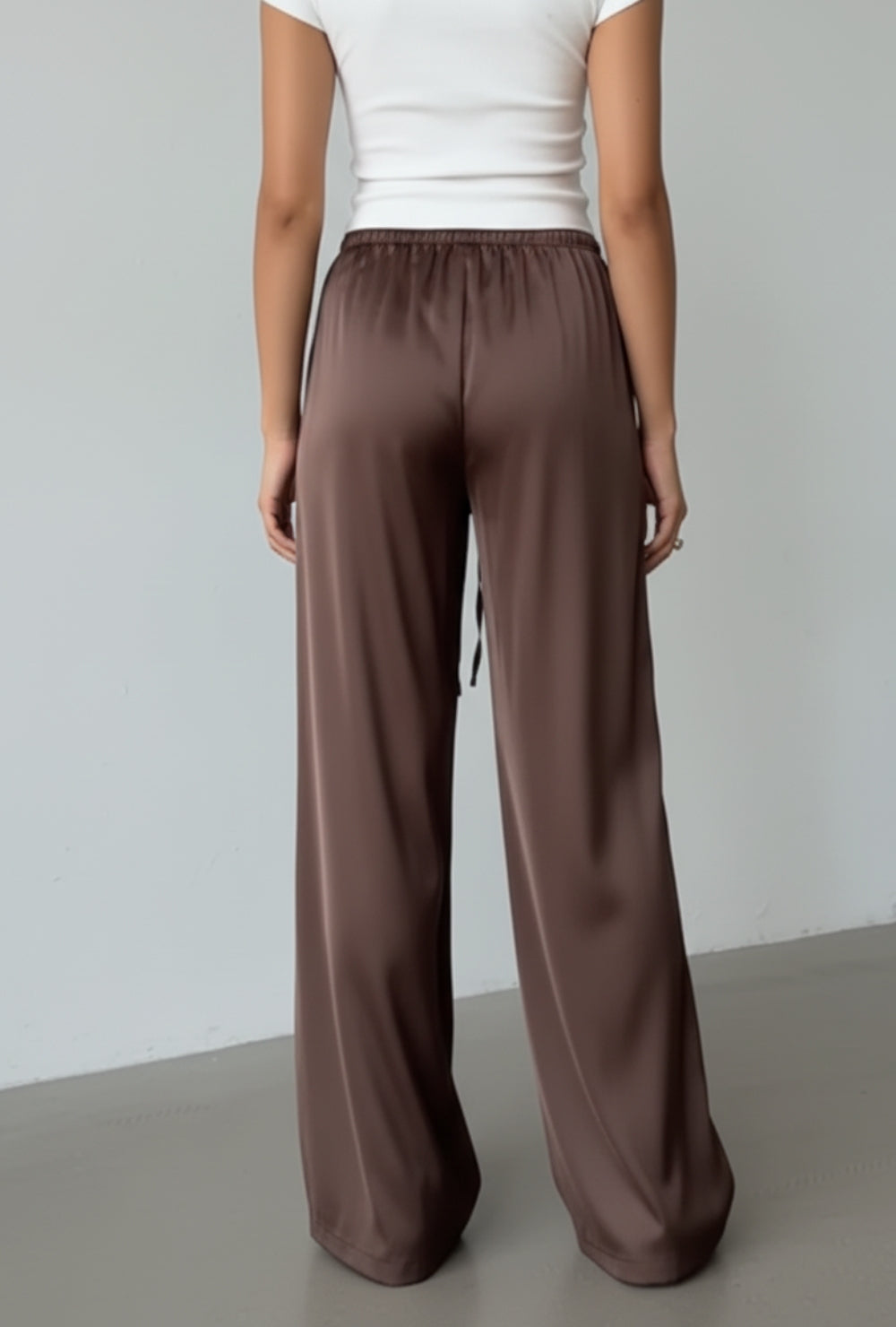 Satynowe spodnie z szeroką nogawką z elastyczną talią i wiązaniem