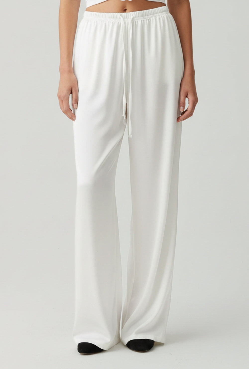 Satynowe spodnie z szeroką nogawką z elastyczną talią i wiązaniem