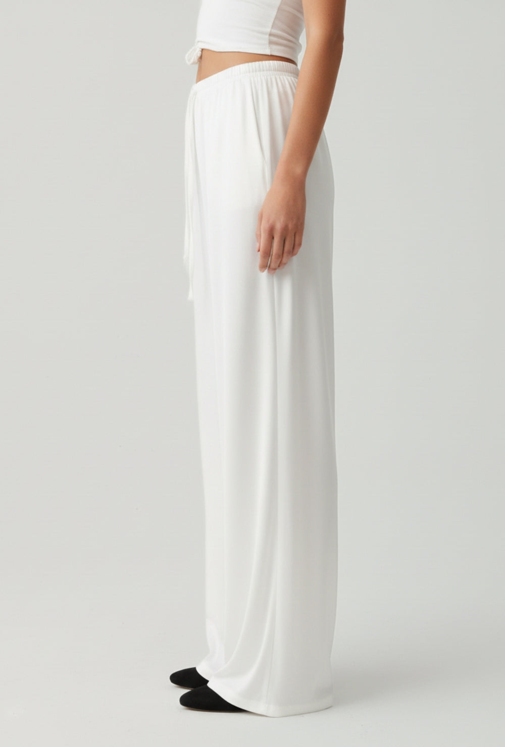 Satynowe spodnie z szeroką nogawką z elastyczną talią i wiązaniem