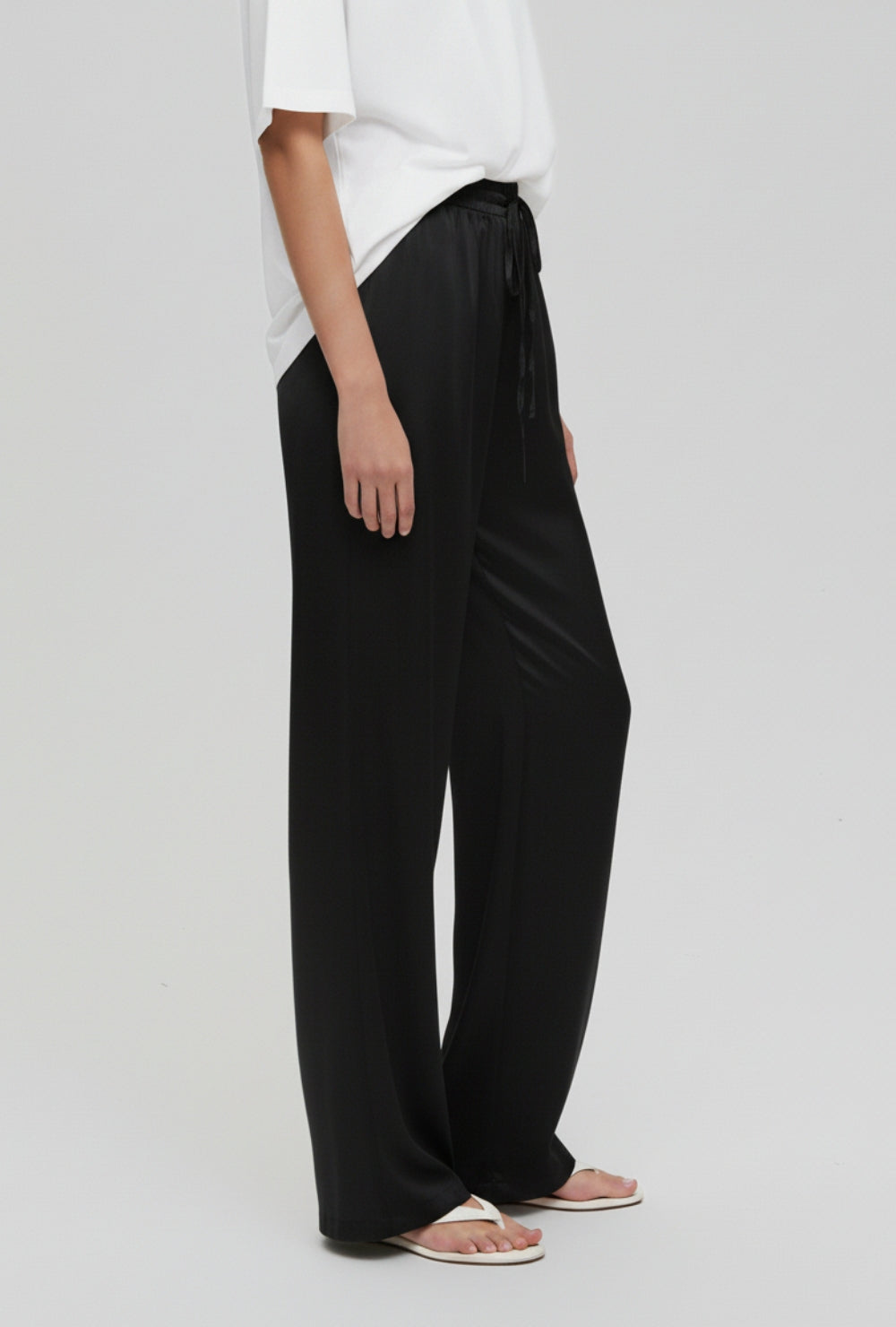 Satynowe spodnie z szeroką nogawką z elastyczną talią i wiązaniem