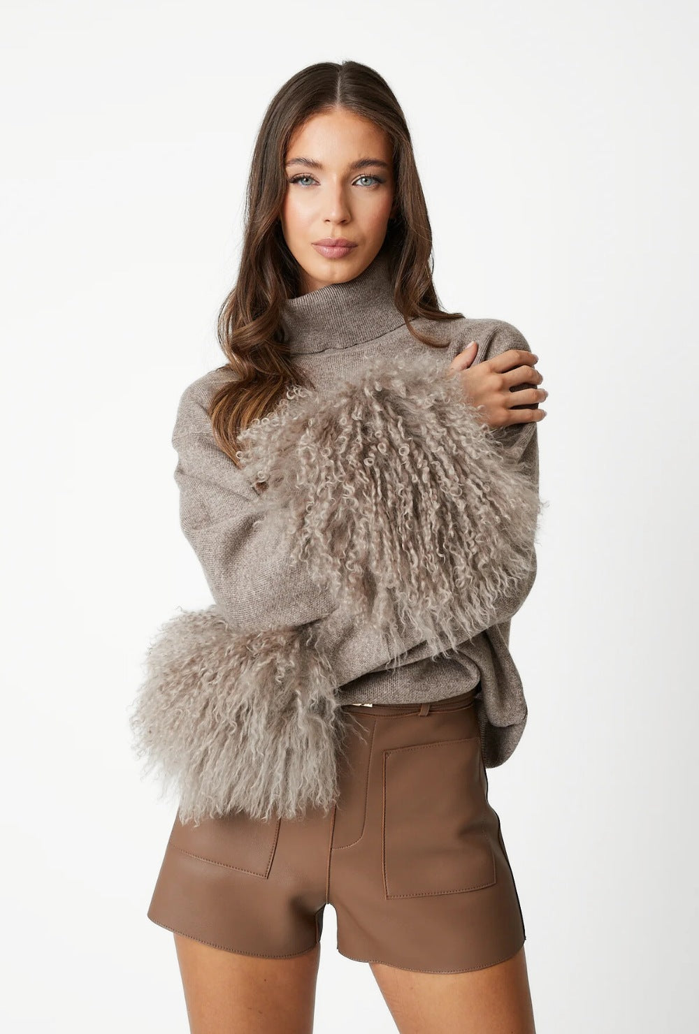 Sweter oversize z golfem z mieszanki wełny z dużymi pluszowymi mankietami ze sztucznego futra