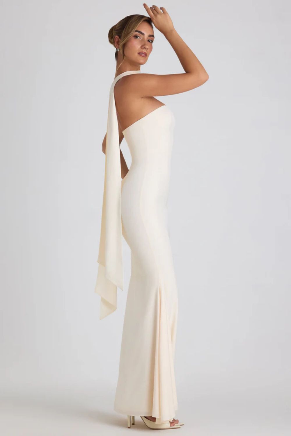 Bezramienna sukienka maxi z georgette i ogonem ryby