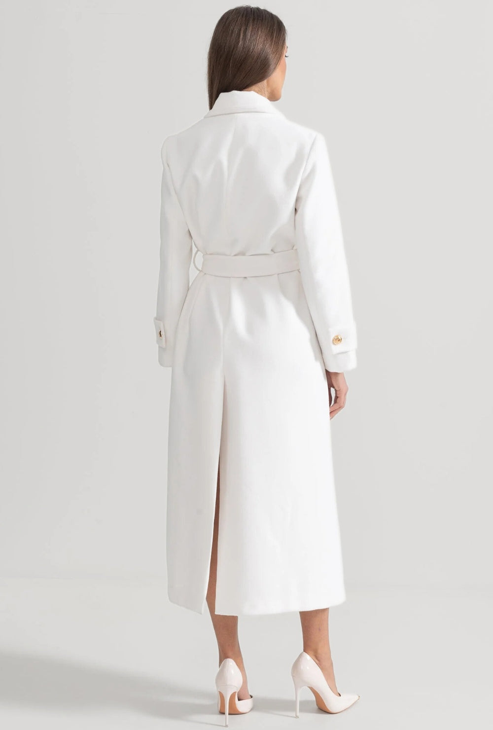 Biały długi płaszcz z szerokim kołnierzem i guzikami w odcieniu złota