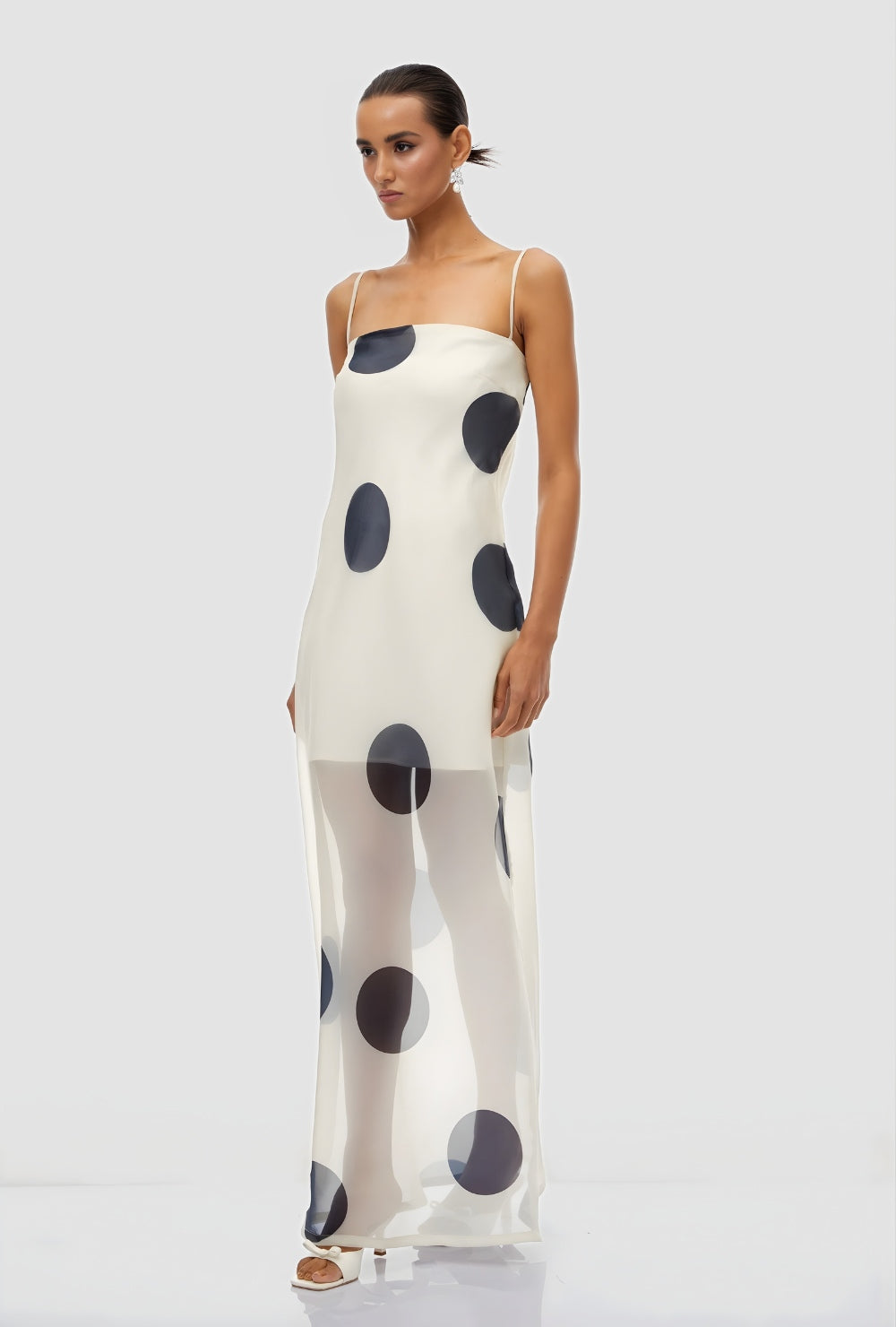 Biała satynowa sukienka maxi na ramiączkach z tiulową warstwą i dużymi czarnymi grochami