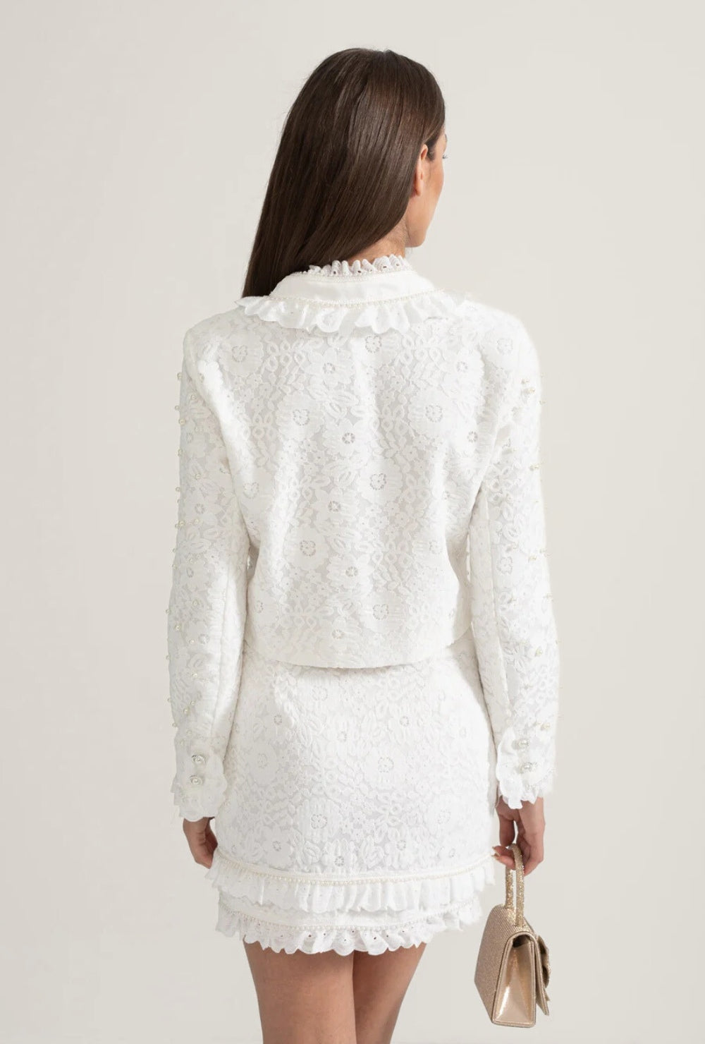 Biały elegancki komplet dwuczęściowy z perłowymi zdobieniami