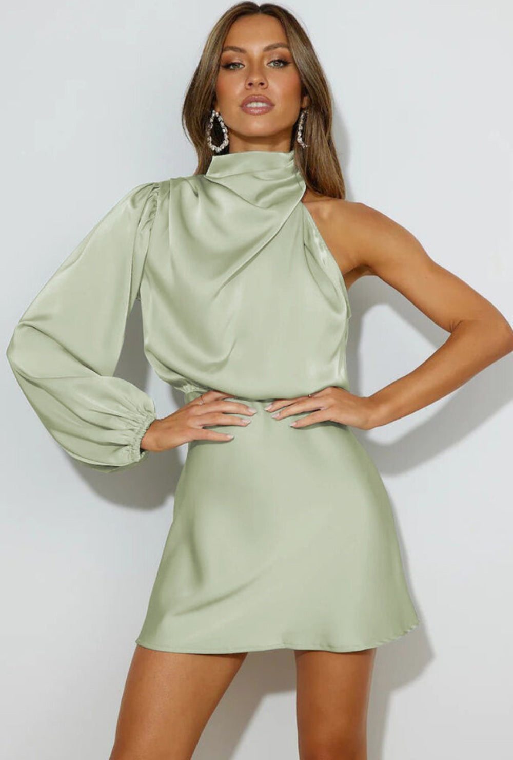 Asymetryczna satynowa sukienka mini na jedno ramię z wysoką stójką i długim rękawem