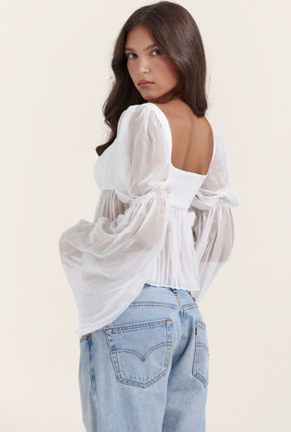 Biała krótka bluzka z dekoltem kwadratowym z plisowanym dołem i szerokimi bufiastymi rękawami