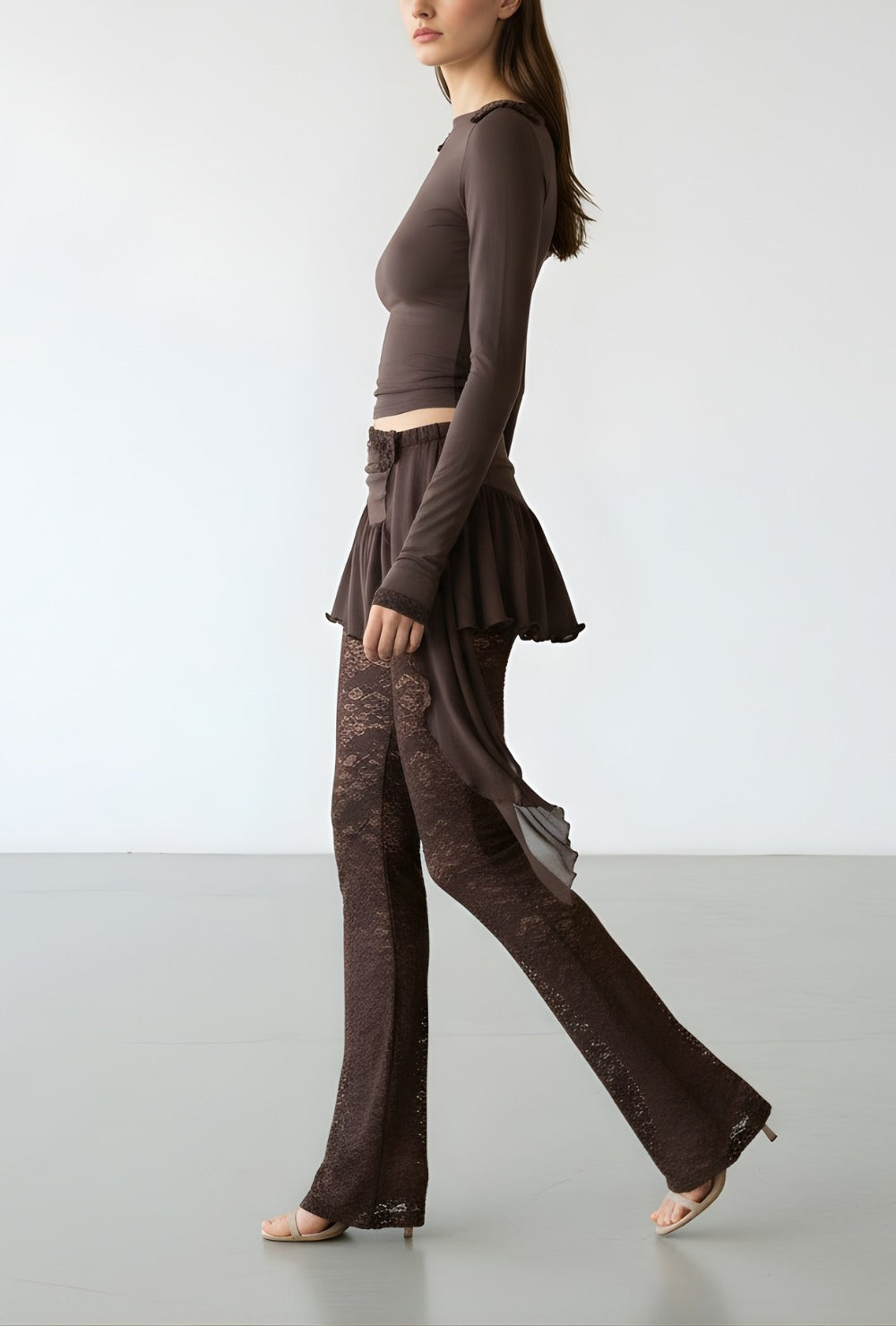 Zestaw z długim rękawem i koronkowymi legginsami z asymetryczną spódnicą