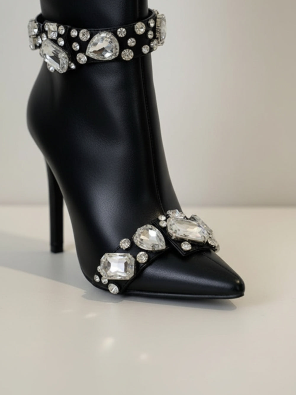 Botki na szpilce z eko skóry z paskami ze szklanymi kryształkami