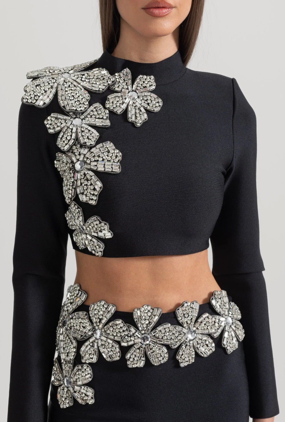 Zestaw dwuczęściowy z czarną długą spódnicą i topem ozdobionym kryształowymi kwiatami