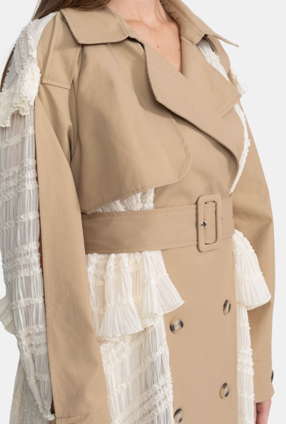 Beżowy płaszcz trenczowy z koronkowymi wstawkami i paskiem w talii