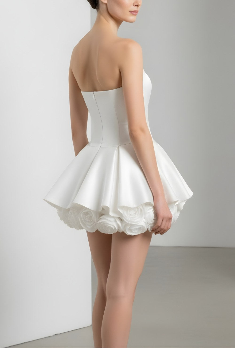 Biała mini sukienka bez ramiączek z rozkloszowanym dołem i trójwymiarowymi kwiatowymi detalami