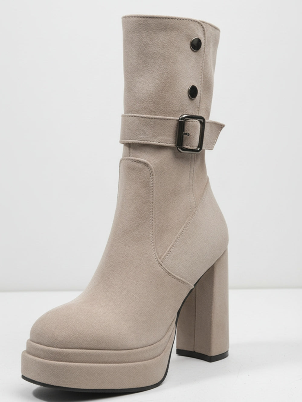 Botki na wysokim słupku na platformie z cholewką z miękkiego sztucznego zamszu z paskiem i napami