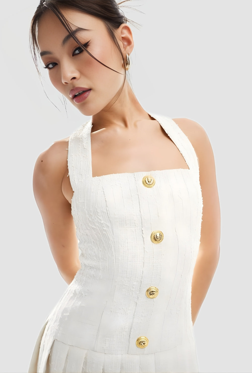 Biała sukienka mini z tweedowej tkaniny o dopasowanej górze z szerokimi ramiączkami i rozkloszowanym dołem