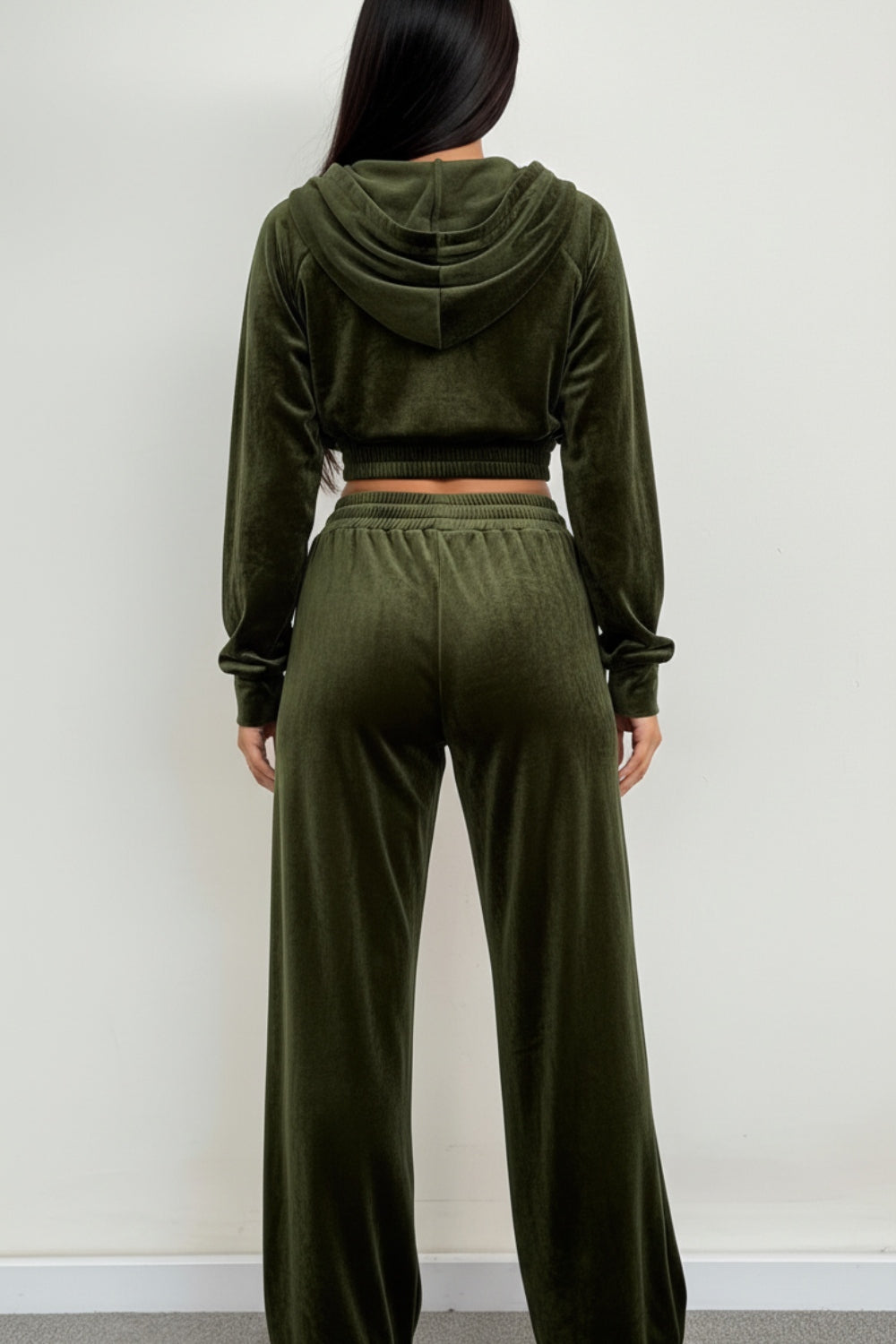 Welurowy komplet dresowy z krótką rozpinaną bluzą z kapturem i szerokimi spodniami z wysokim stanem
