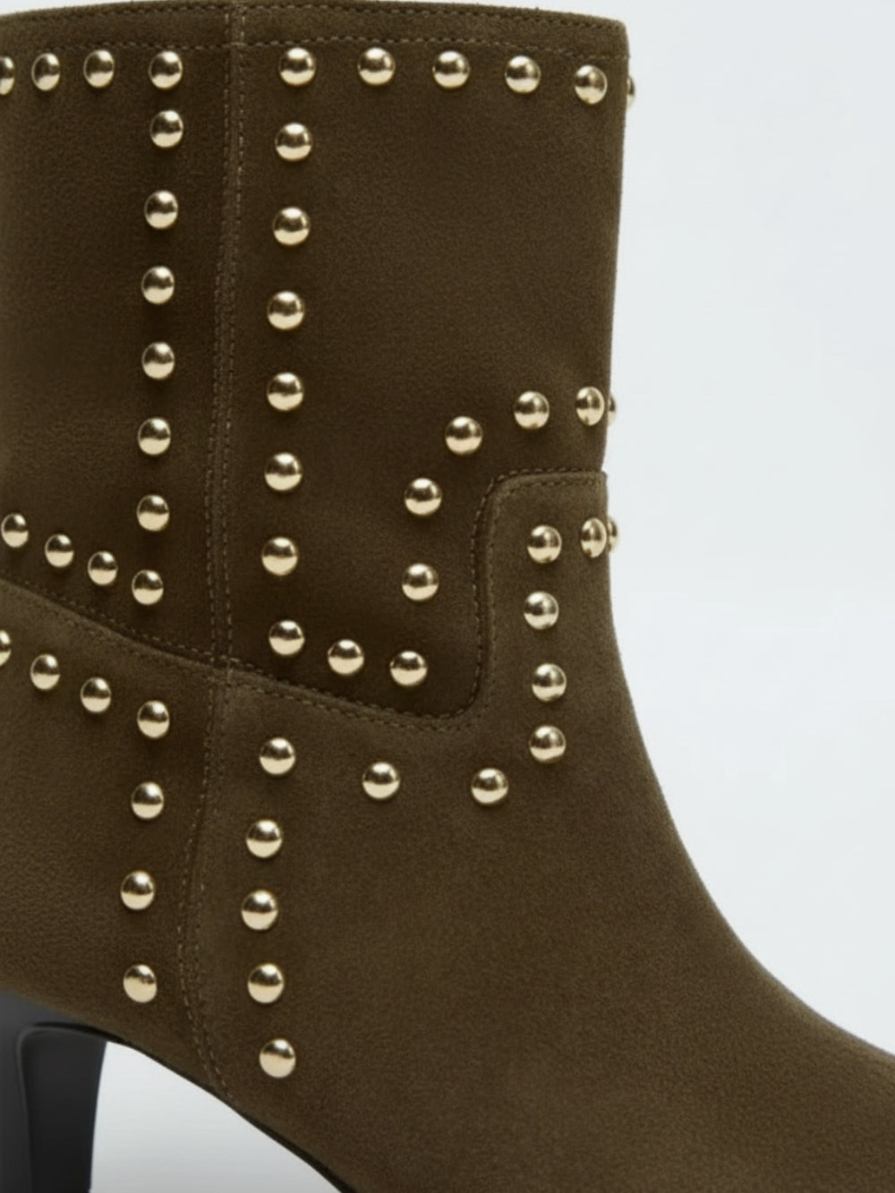 Botki z eko zamszu na niskim obcasie z metalowymi nitami