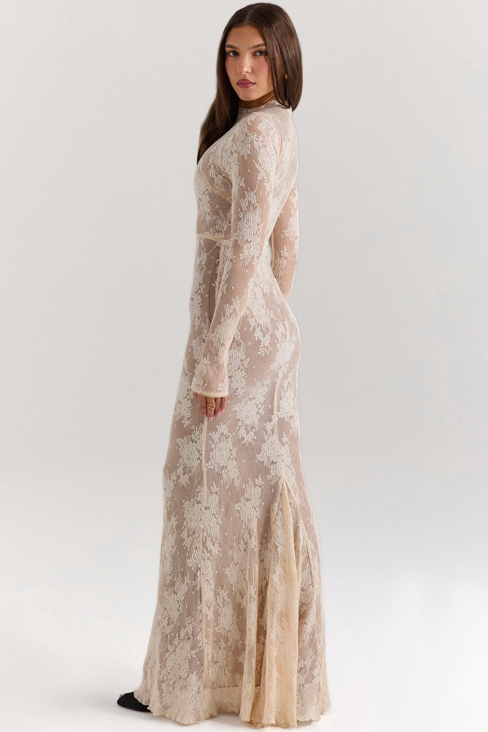 Biała sukienka maxi z kwiatowej koronki z długim rękawem i wysokim dekoltem