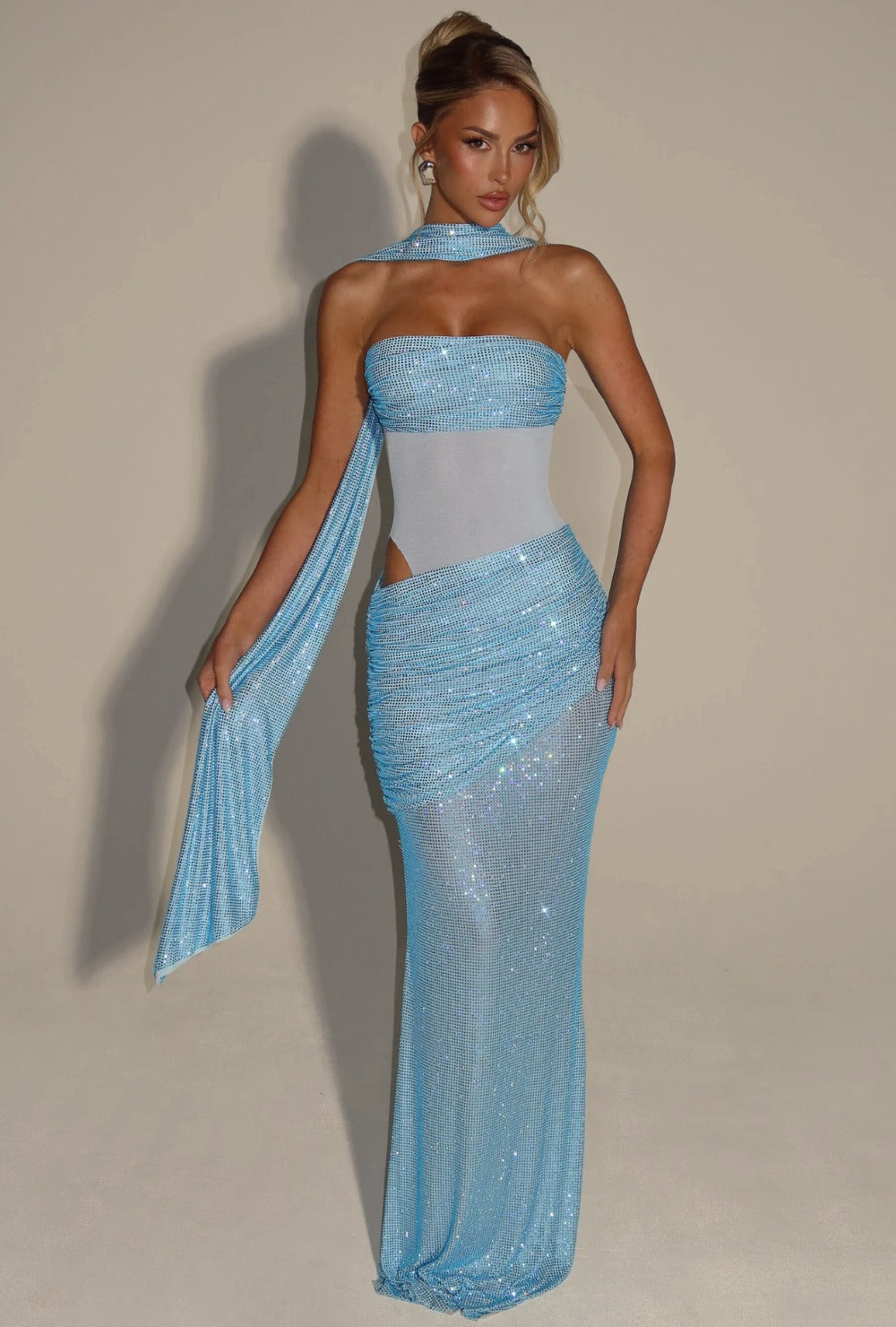 Błyszcząca suknia maxi bez ramiączek z drapowaniem i subtelnym wycięciem w talii