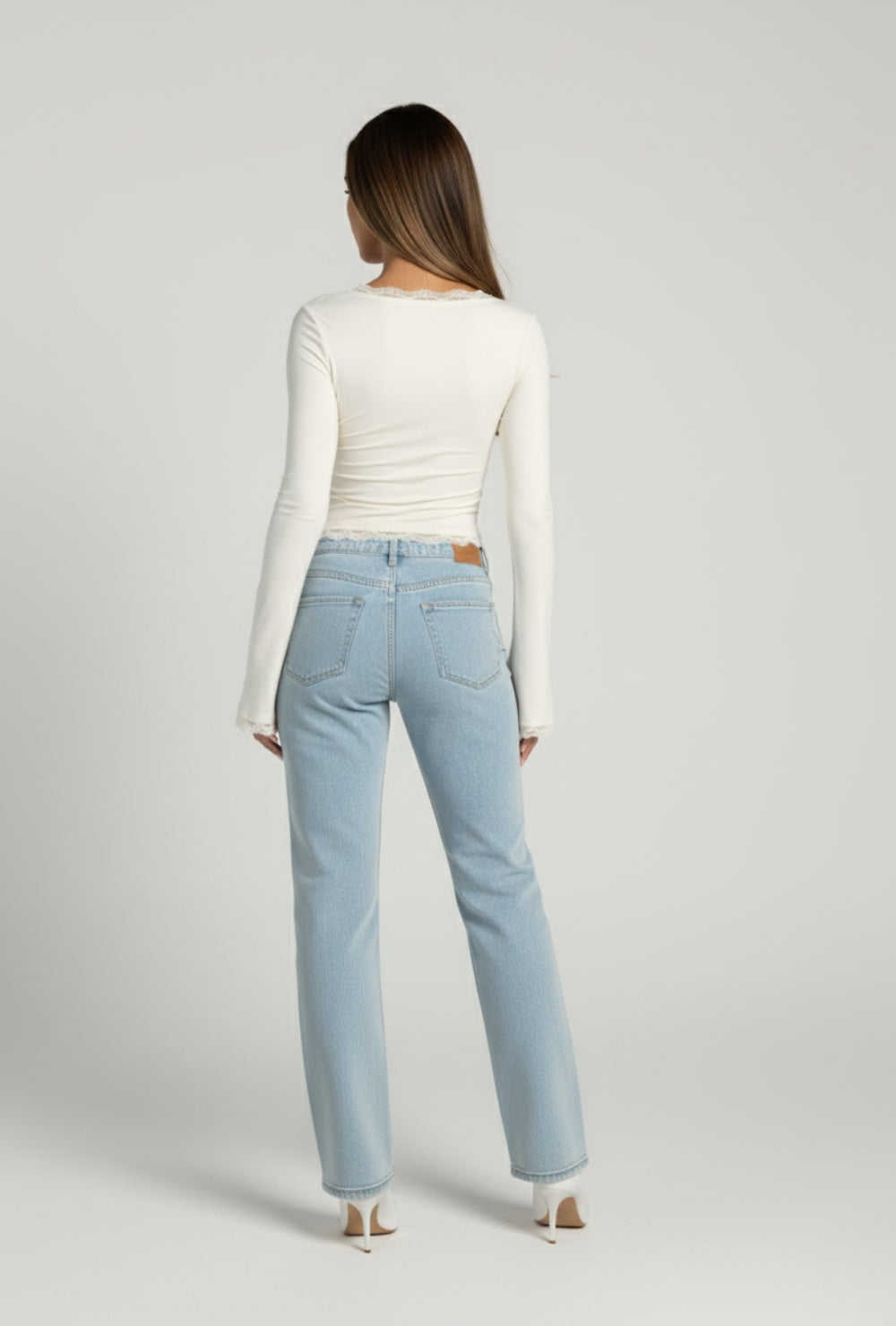 Dopasowany top z koronkowym wykończeniem i rozkloszowanymi rękawami