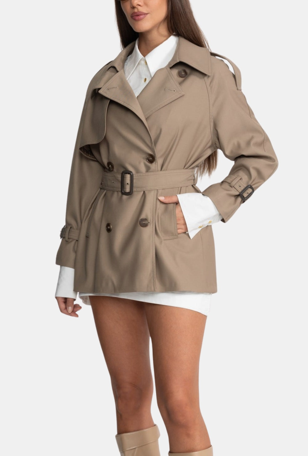 Beżowy krótki trencz z paskiem i podwójnym zapięciem na guziki