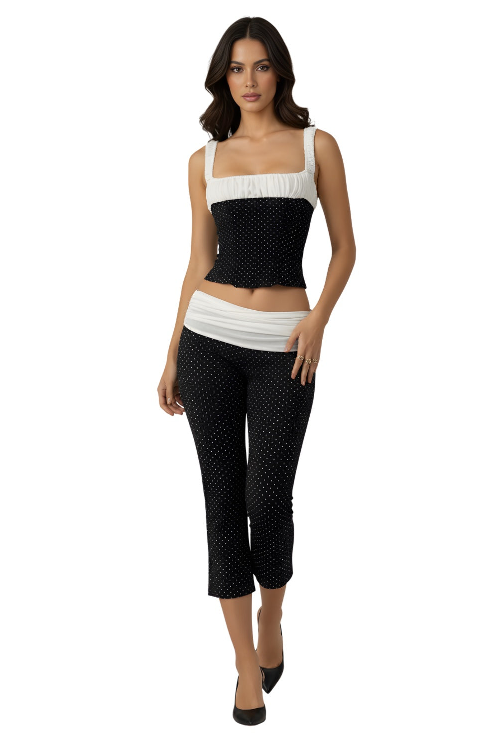 Komplet z dopasowanym topem z kwadratowym dekoltem i spodniami capri w drobne kropki