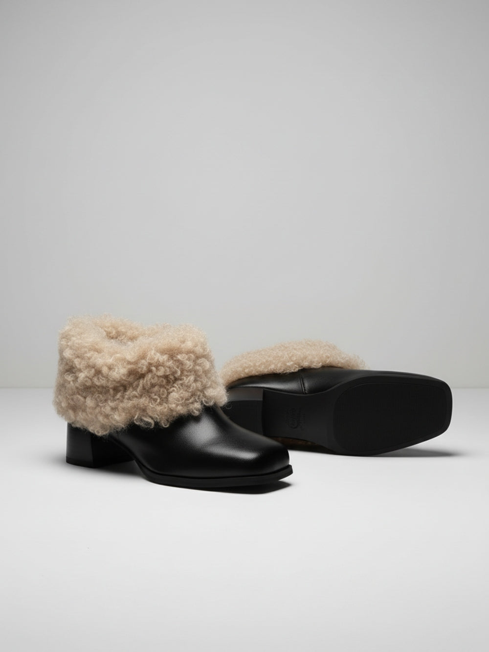 Botki na niskim słupku z kwadratowym noskiem z gładką cholewką i puszystym futerkowym kołnierzem