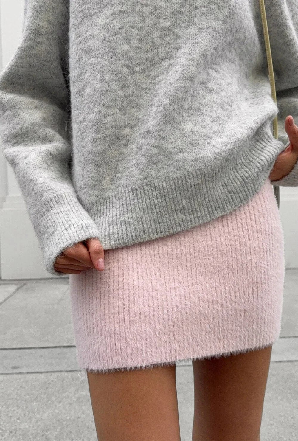 Sweter z okrągłym dekoltem z miękkiej puszystej dzianiny z mieszanki wełny o swobodnym kroju