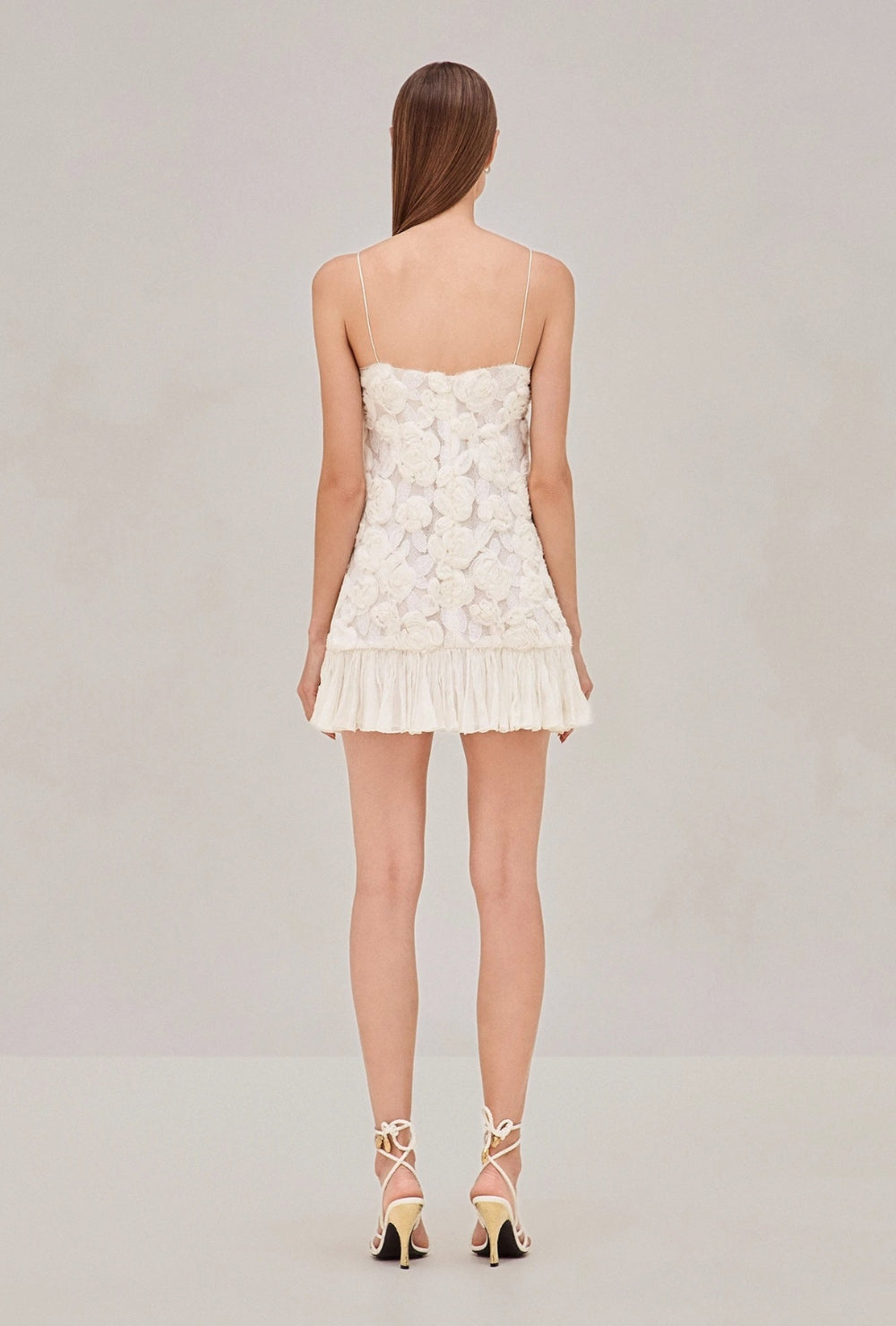 Biała sukienka mini na cienkich ramiączkach z koronką 3D w kwiaty i falbaną